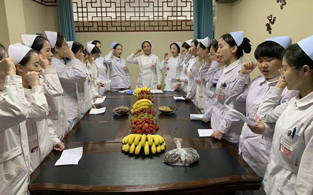 【5.12护士节】MK网官方站网页版举办茶话会白衣天使受表彰(图2)