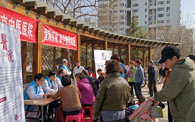【学雷锋日】MK网官方站网页版举办“爱满京城，牵手智慧家医”志愿服务活动(图2)